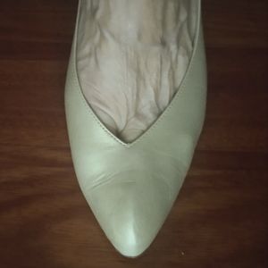 Size 6 gold tone Amalfi leather shoe